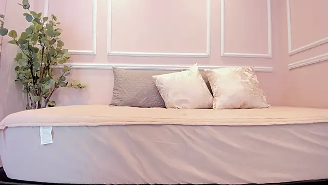 Lucy Canel online show from December 1, 2025, 7:04 pm