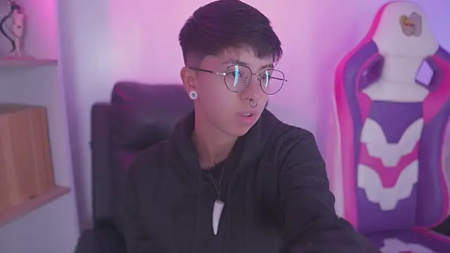 Snapshot of tommy_blue chatting on October 10, 2025, 8:31 pm tommy blue online show from October 10, 2025, 8:31 pm