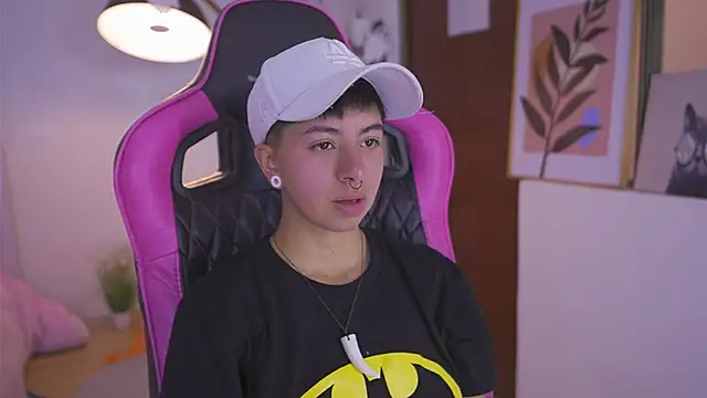 Snapshot of tommy_blue chatting on November 4, 2025, 12:20 pm tommy blue online show from November 4, 2025, 12:20 pm