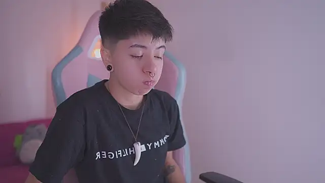 Snapshot of tommy_blue chatting on November 25, 2025, 12:49 pm tommy blue online show from November 25, 2025, 12:49 pm