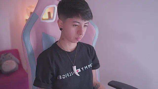 Snapshot of tommy_blue chatting on November 27, 2025, 6:52 pm tommy blue online show from November 27, 2025, 6:52 pm