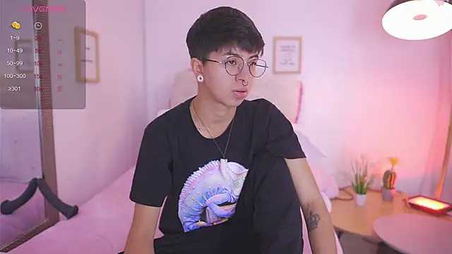 Snapshot of tommy_blue chatting on October 27, 2025, 1:34 pm tommy blue online show from October 27, 2025, 1:34 pm