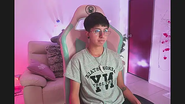 Snapshot of tommy_blue chatting on October 1, 2025, 12:38 am tommy blue online show from October 1, 2025, 12:38 am