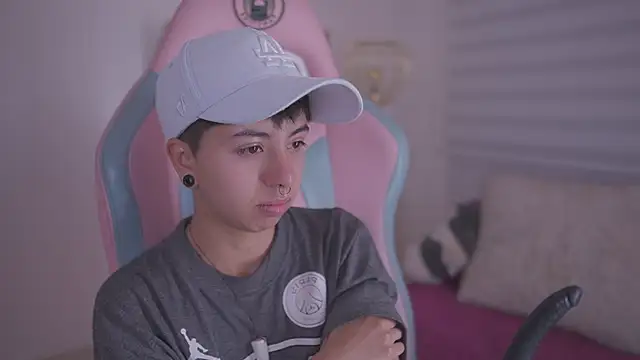 Snapshot of tommy_blue chatting on November 19, 2025, 12:38 pm tommy blue online show from November 19, 2025, 12:38 pm