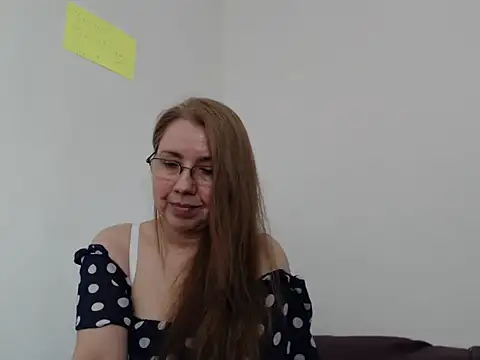 GiaLuvv11 online show from April 21, 2026, 9:10 pm