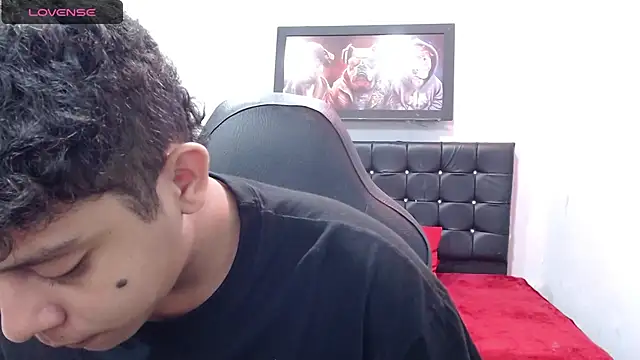 Alejandroo 22 online show from March 18, 2025, 2:17 pm