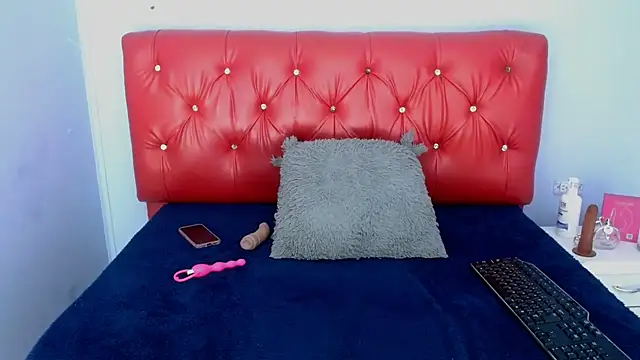 Snapshot of Madyyfox chatting on November 15, 2025, 5:06 pm Madyyfox online show from November 15, 2025, 5:06 pm