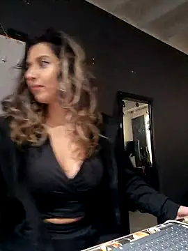 Snapshot of Isabella_Varella chatting on October 28, 2025, 12:59 pm Isabella Varella online show from October 28, 2025, 12:59 pm