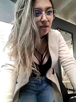 Snapshot of Isabella_Varella chatting on March 20, 2025, 9:24 pm Isabella Varella online show from March 20, 2025, 9:24 pm