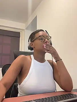 Snapshot of Melia_Rayne chatting on July 13, 2026, 10:25 am Melia Rayne online show from July 13, 2026, 10:25 am