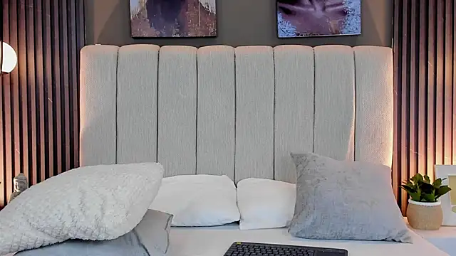 GiannaColling1 online show from November 5, 2025, 5:16 pm