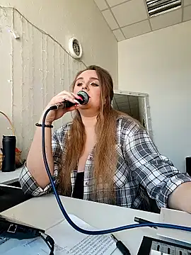 Juicy PeachLux online show from April 17, 2026, 7:44 am