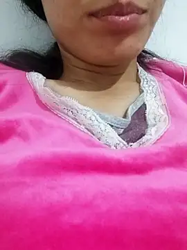 saraaxx1 online show from November 25, 2025, 10:32 pm