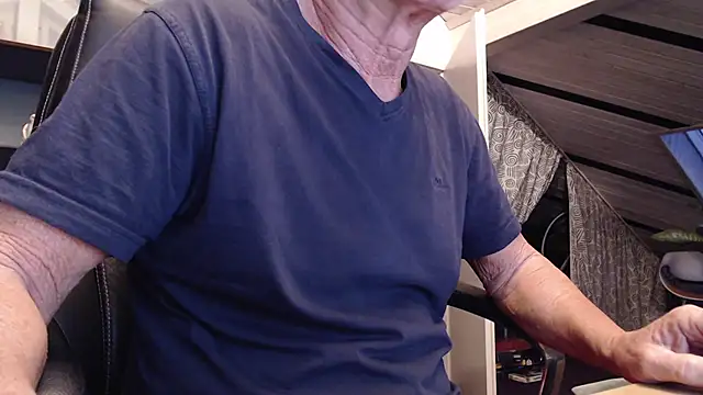 Snapshot of munichrubber chatting on November 5, 2025, 5:43 am munichrubber online show from November 5, 2025, 5:43 am