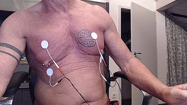 Snapshot of munichrubber chatting on October 20, 2025, 4:14 am munichrubber online show from October 20, 2025, 4:14 am