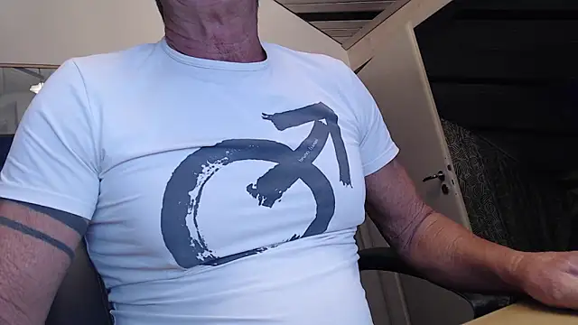 Snapshot of munichrubber chatting on October 18, 2025, 5:09 am munichrubber online show from October 18, 2025, 5:09 am