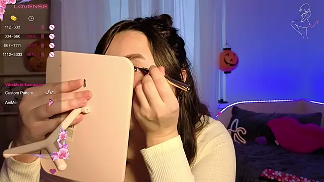 MiraLuccian online show from November 21, 2025, 1:54 pm