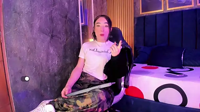 Small Hot19 online show from April 17, 2026, 10:18 am