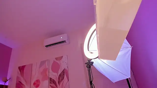 MiaWilliamss1 online show from January 10, 2026, 9:32 pm