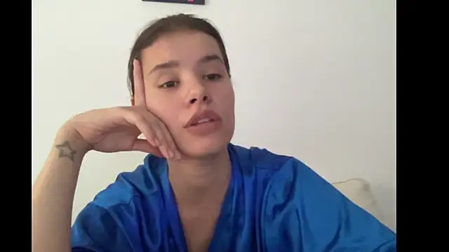 Kiki 18feet online show from March 8, 2025, 5:22 pm