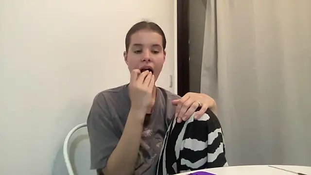 Kiki 18feet online show from March 11, 2025, 2:10 am