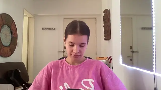 Kiki 18feet online show from March 16, 2025, 6:55 pm