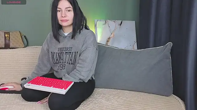 Charlotte Woods online show from October 3, 2025, 4:36 am