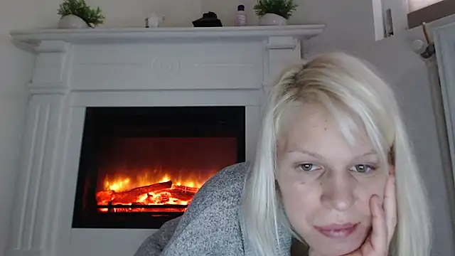 Snapshot of ElssaRush chatting on October 13, 2025, 4:58 am ElssaRush online show from October 13, 2025, 4:58 am