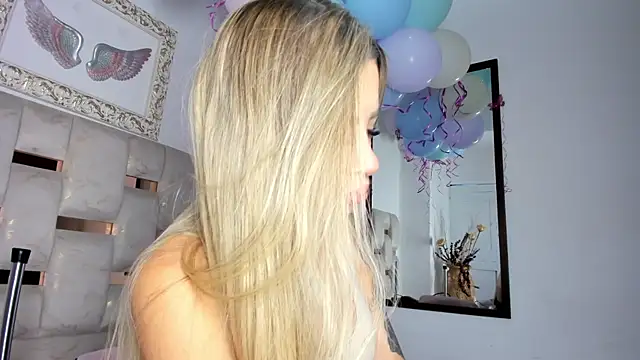 Snapshot of Lola_Blondie chatting on May 26, 2026, 11:41 am Lola Blondie online show from May 26, 2026, 11:41 am