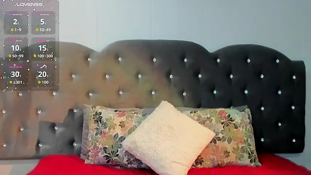 Snapshot of Lia_Valmont chatting on October 15, 2025, 12:35 pm Lia Valmont online show from October 15, 2025, 12:35 pm