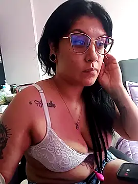 Snapshot of DaniPoison chatting on October 19, 2025, 6:10 pm DaniPoison online show from October 19, 2025, 6:10 pm