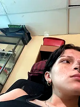 Snapshot of val_zx chatting on October 10, 2025, 5:47 pm val zx online show from October 10, 2025, 5:47 pm