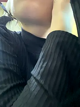 Snapshot of val_zx chatting on October 18, 2025, 4:42 pm val zx online show from October 18, 2025, 4:42 pm