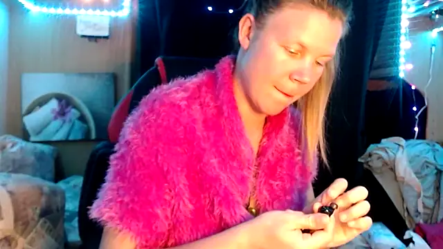 Snapshot of CallMeMaria chatting on March 14, 2025, 8:28 pm CallMeMaria online show from March 14, 2025, 8:28 pm