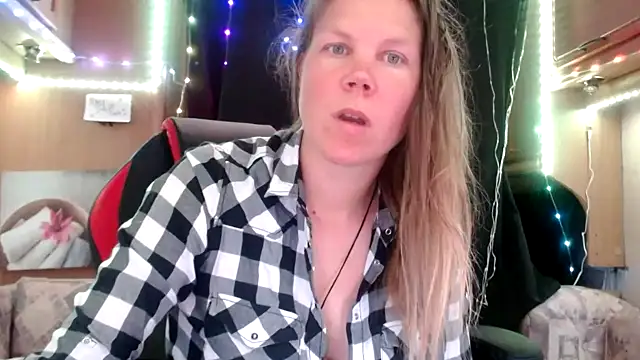 Snapshot of CallMeMaria chatting on February 16, 2025, 1:27 pm CallMeMaria online show from February 16, 2025, 1:27 pm