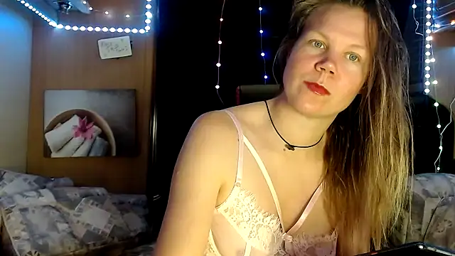 Snapshot of CallMeMaria chatting on March 10, 2025, 11:01 am CallMeMaria online show from March 10, 2025, 11:01 am