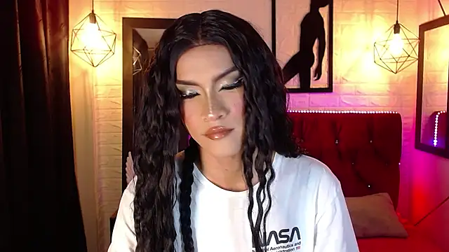 agatha rodriguez online show from November 30, 2025, 1:34 pm