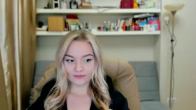 Kara Smith  online show from October 9, 2025, 10:43 pm