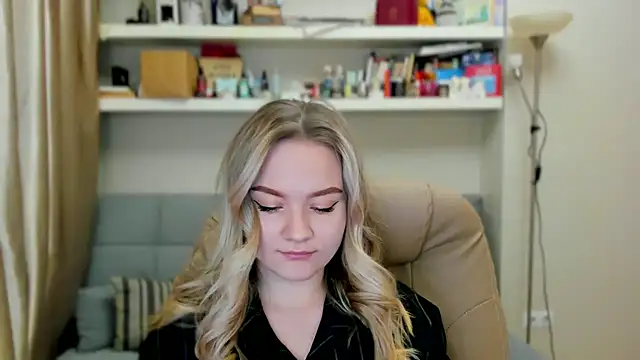 Kara Smith  online show from November 14, 2025, 11:19 pm