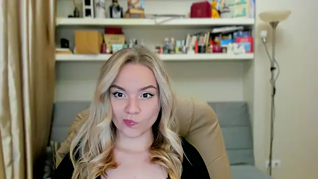 Kara Smith  online show from October 31, 2025, 12:07 am