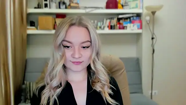 Kara Smith  online show from November 3, 2025, 12:16 am