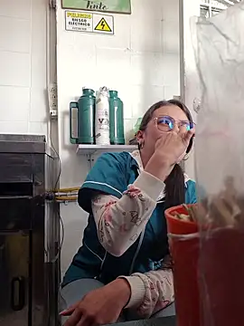 HOLY DOLL online show from October 24, 2025, 7:13 pm