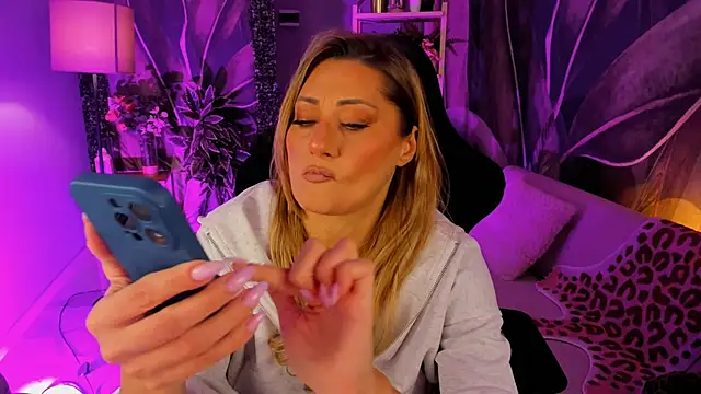 Snapshot of SarahAlluring chatting on November 20, 2025, 12:28 pm SarahAlluring online show from November 20, 2025, 12:28 pm