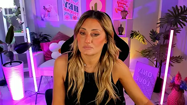 Snapshot of SarahAlluring chatting on October 20, 2025, 11:00 am SarahAlluring online show from October 20, 2025, 11:00 am