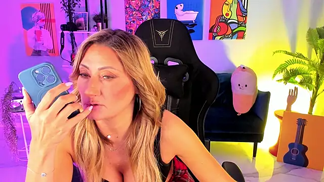 Snapshot of SarahAlluring chatting on October 31, 2025, 12:35 pm SarahAlluring online show from October 31, 2025, 12:35 pm