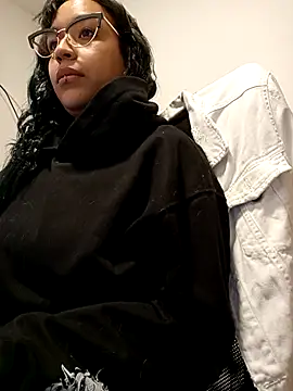 Snapshot of IsisBathory chatting on March 21, 2025, 12:50 pm IsisBathory online show from March 21, 2025, 12:50 pm