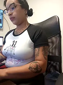 Snapshot of IsisBathory chatting on March 18, 2025, 1:13 am IsisBathory online show from March 18, 2025, 1:13 am