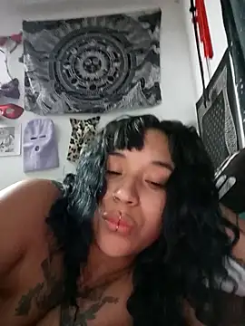 Snapshot of IsisBathory chatting on March 18, 2025, 11:31 pm IsisBathory online show from March 18, 2025, 11:31 pm