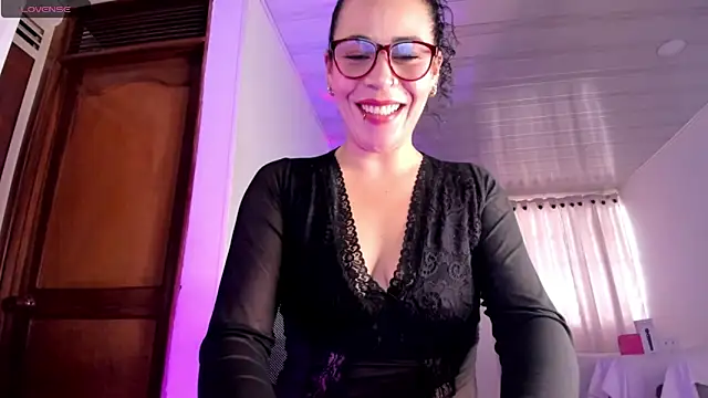 Snapshot of mia_velvet1 chatting on May 14, 2026, 1:30 pm mia velvet1 online show from May 14, 2026, 1:30 pm