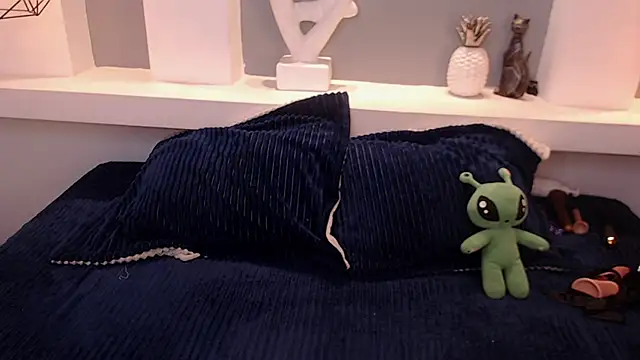 milu w4llace online show from November 26, 2025, 12:10 am